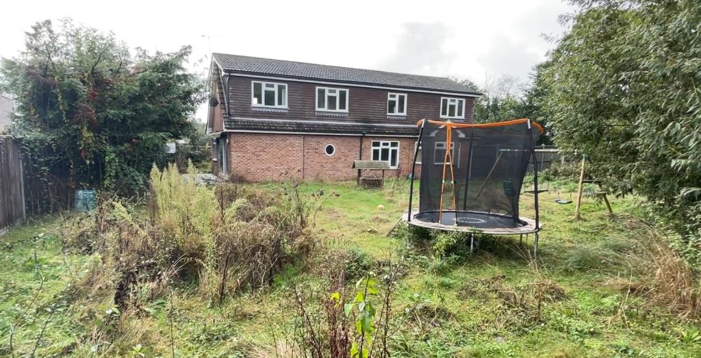 Lot: 37 - DETACHED PROPERTY WITH DETACHED DOUBLE GARAGE AND DETACHED ANNEXE - Outside image of garden from summerhouse